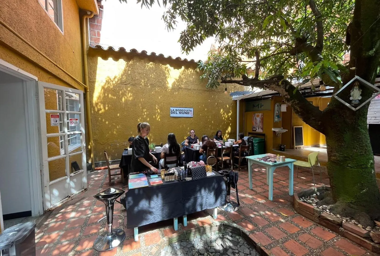 Pensión Hotel Hostal La Bodeguita Del Mundo Laureles Medellín Colombia