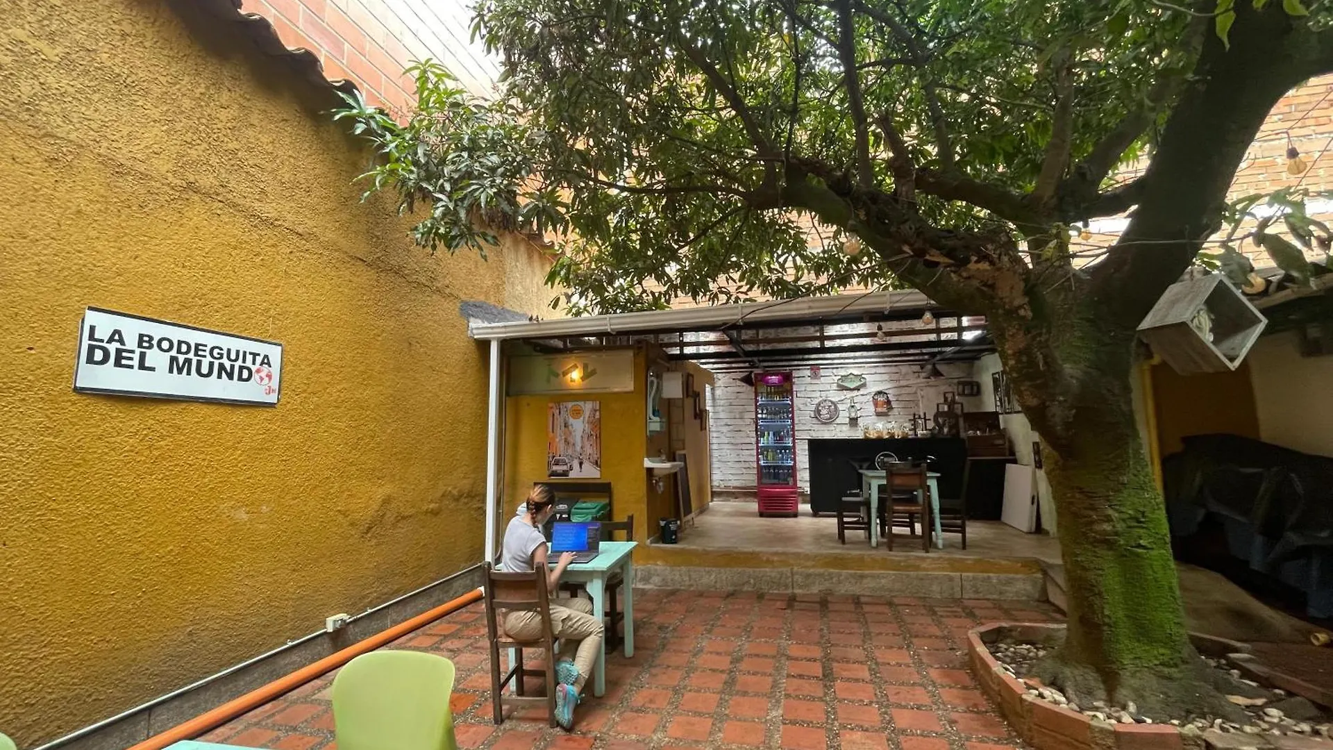 Pensión Hotel Hostal La Bodeguita Del Mundo Laureles Medellín