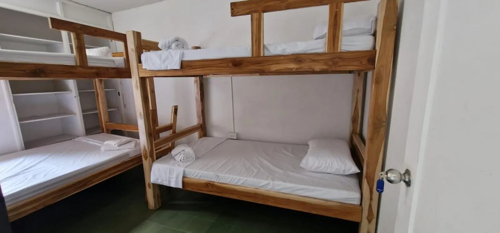 Pensión Hotel Hostal La Bodeguita Del Mundo Laureles Medellín Colombia
