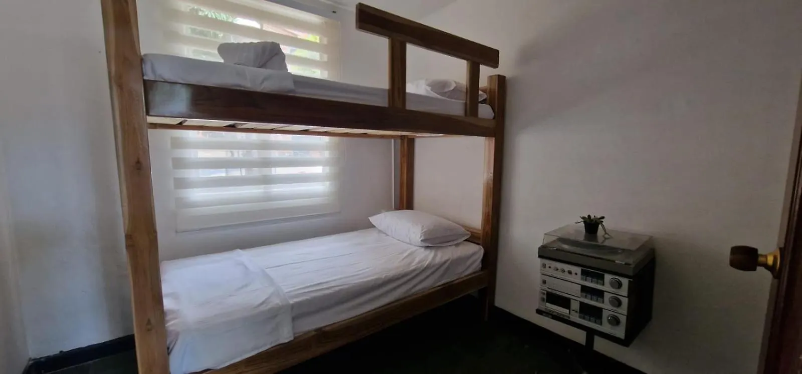 Pensión Hotel Hostal La Bodeguita Del Mundo Laureles Medellín